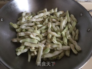 山豆角焖瘦肉步骤7