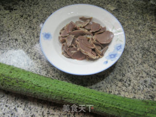 鹅胗炒丝瓜步骤1
