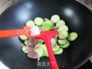 鹅胗炒丝瓜步骤6
