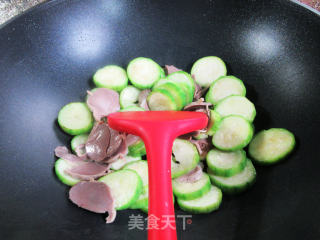 鹅胗炒丝瓜步骤5
