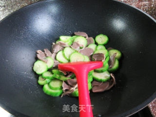 鹅胗炒丝瓜步骤8