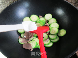 鹅胗炒丝瓜步骤7