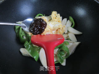 青椒茭白炒鸡蛋步骤7