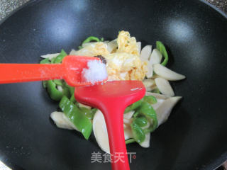 青椒茭白炒鸡蛋步骤8