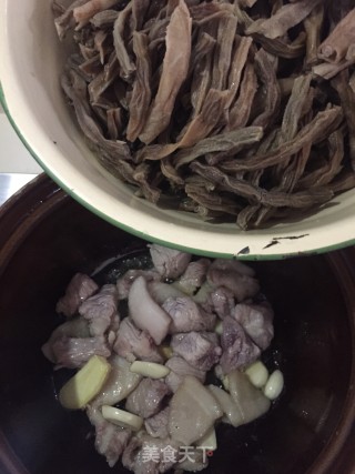 瘦肉炖山豆角干步骤9