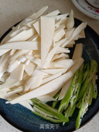 牛肉丝炒高笋步骤1