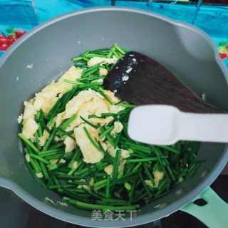 鸡蛋炒韭苔步骤6