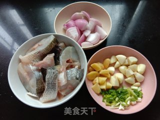砂锅鲈鱼步骤1