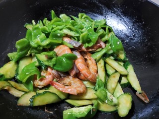 辣椒黄瓜炒青虾步骤12