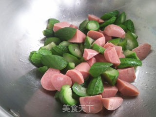 烤肠炒丝瓜步骤3