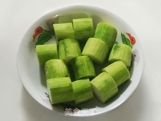 轻养瘦身虾仁豆腐丝瓜盅步骤1