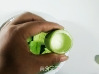 轻养瘦身虾仁豆腐丝瓜盅步骤2