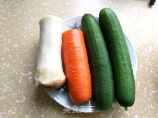 杏鲍菇黄瓜炒肉片步骤1