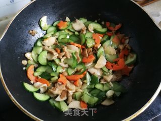 杏鲍菇黄瓜炒肉片步骤7