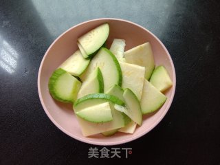 嫩南瓜炒火腿肠步骤2