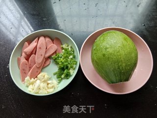 嫩南瓜炒火腿肠步骤1