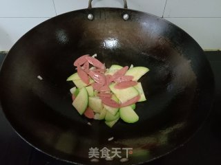 嫩南瓜炒火腿肠步骤4