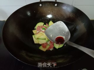 嫩南瓜炒火腿肠步骤5