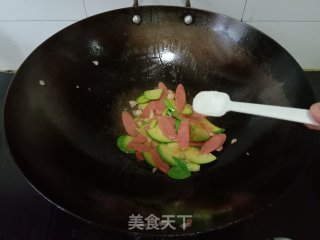 嫩南瓜炒火腿肠步骤6