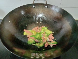 嫩南瓜炒火腿肠步骤7