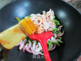 鹅肠洋葱炒青椒步骤7