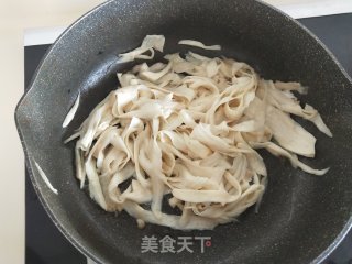 无油杏鲍菇炒青椒步骤3