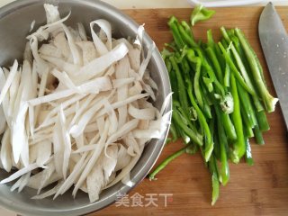 无油杏鲍菇炒青椒步骤1