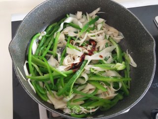 无油杏鲍菇炒青椒步骤4