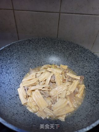 猪肉焖腐竹步骤9