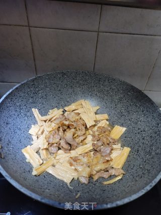 猪肉焖腐竹步骤8