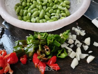 辣椒炒毛豆步骤1