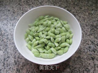 毛豆炒六月黄步骤2