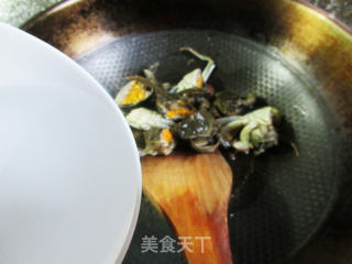 毛豆炒六月黄步骤7