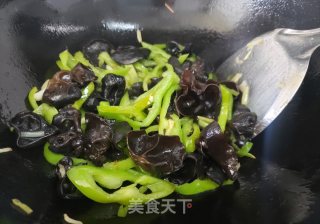 柿椒炒木耳步骤4
