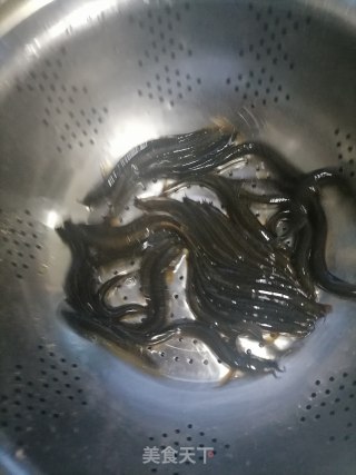 泥鳅烧荷包蛋步骤1