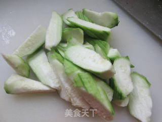 鸡胸肉炒丝瓜步骤3