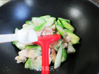 鸡胸肉炒丝瓜步骤12