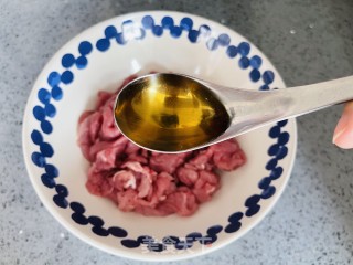 酱汁浓郁的京酱肉丝步骤2