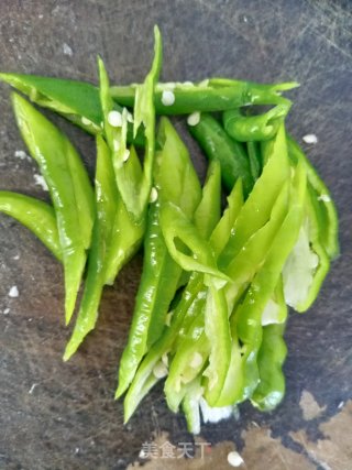 茭白炒肉步骤2