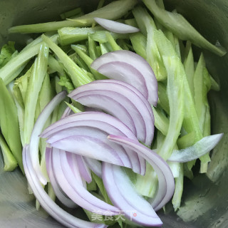 芹菜炒小木耳步骤2