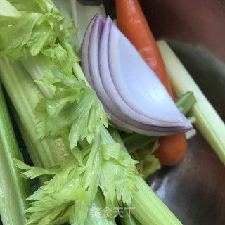 芹菜炒小木耳步骤1