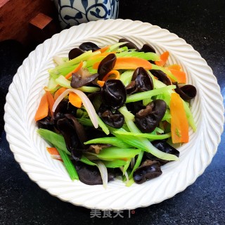 芹菜炒小木耳步骤7