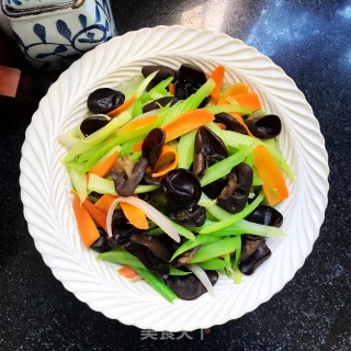 芹菜炒小木耳步骤8