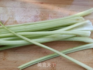 猪肉炒西芹步骤1