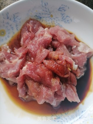 茭白炒肉片步骤2