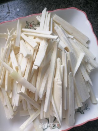茭白炒肉片步骤1