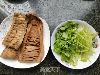 芹菜炒笋干步骤1