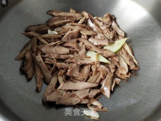 芹菜炒笋干步骤4
