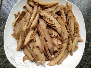 芹菜炒笋干步骤2