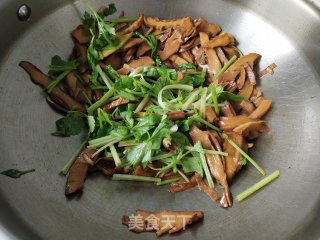 芹菜炒笋干步骤7